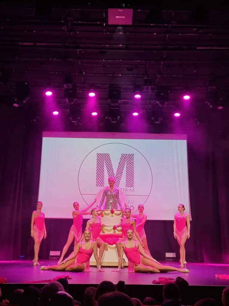 Marikas dans och modestudio på scen